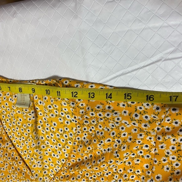 Cynthia Rowley 100% poly light flutter sleeve yellow gold white blk 1X top flor… - Picture 16 of 16